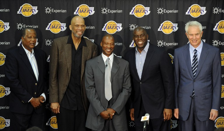 在空中直上直下：福法纳对阵巴萨个人集锦（腾空制霸：福法纳对阵巴萨高光时刻）