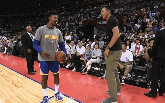 正随巴西在枪手基地训练，维尼修斯与多名阿森纳青训球员合影（维尼修斯随巴西队在阿森纳基地训练，并与多位枪手青训小将合影）