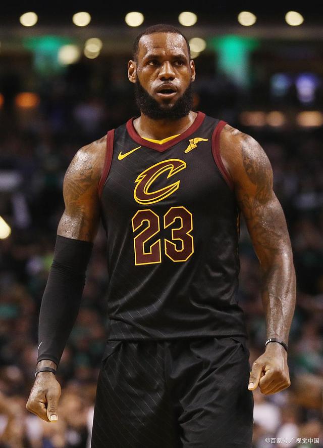 周深刘宇宁开启区间测步模式，最萌身高差引热议（周深与刘宇宁上演“区间测步”，反差萌身高差引发热议）