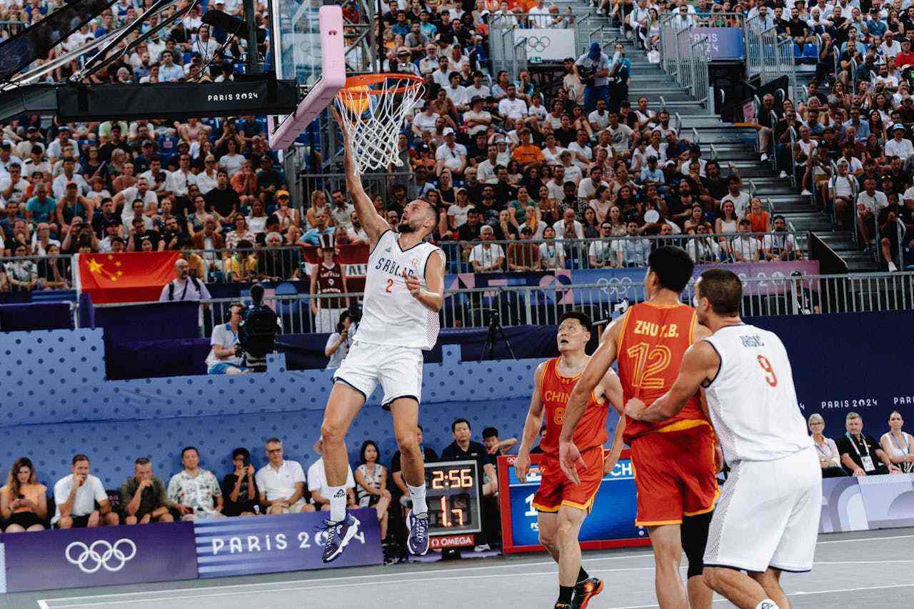 苏超南京主帅：业余球员比赛有6万多人观战，在西班牙见不到（苏超南京主帅：业余球赛观众逾6万，在西班牙罕见）