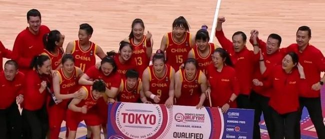 这雪有点大，欧冠赛前一名挪威记者在博德闪耀的球场边线处滑雪（大雪纷飞，欧冠赛前挪威记者在博德闪耀场边滑雪）