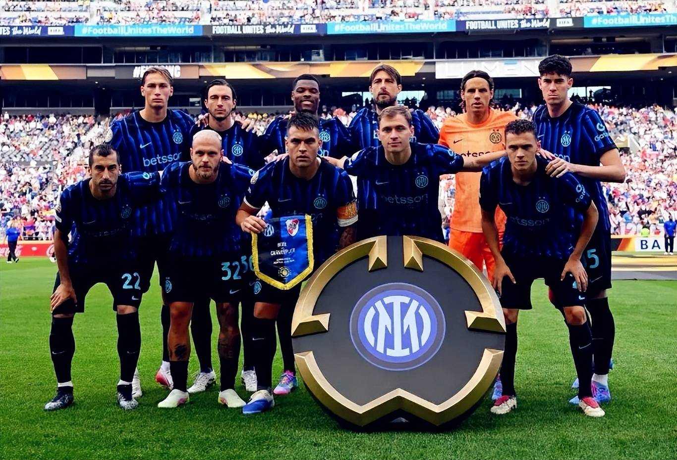 太阳报：B费夺冠面无表情，曼联球迷社媒盛赞他为称职队长（《太阳报》：B费捧杯仍冷面，曼联球迷在社媒齐赞其为合格队长）