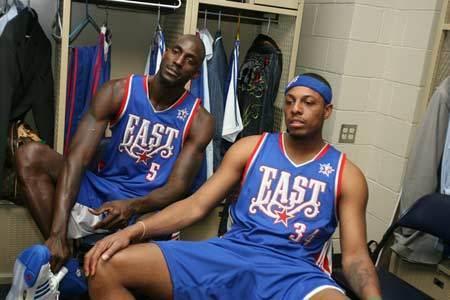 喜忧参半！广东新外援奎恩首秀狂砍27分8板4助攻 力劈篮筐但三分球失准（一喜一忧！广东新援奎恩处子战27分8板4助，攻筐强硬但三分失灵）