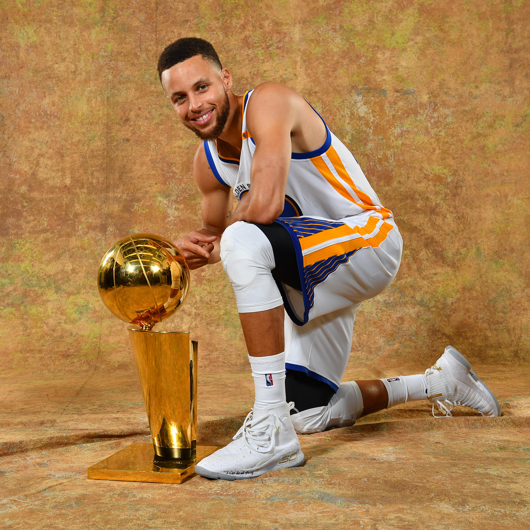 打进精彩世界波+头球破门，马杜埃凯当选欧冠本周最佳球员（轰进世界波并头球建功，马杜埃凯荣膺欧冠本周最佳）