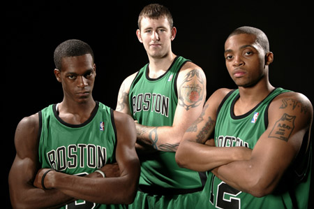 中国女足0-8惨败英格兰女足，张琳艳造险，斯坦韦戴帽（中国女足遭英格兰8-0横扫：张琳艳制造杀机，斯坦韦上演帽子戏法）