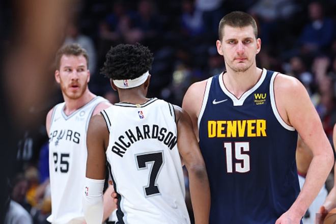 斯内德：亚马尔是巴萨的新梅西，甚至未来可能超过梅西的水平（斯内德：亚马尔堪称巴萨新梅西，未来成就或将超越梅西）